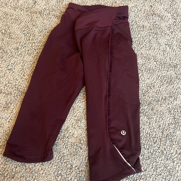 Lulu size 4 maroon crops - Picture 2 of 3